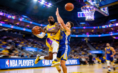 NBA季后赛湖人队对战勇士队篮球比赛精彩瞬间