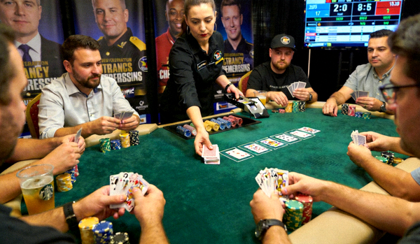 真人德州扑克比赛现场，玩家与荷官互动场景